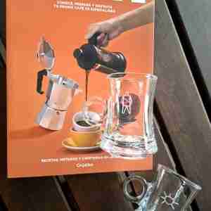 Pack libro HAY CAFÉ + 2 tazas con diseño grabado (dibujos de J.Torres García) / Stock limitado