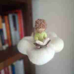Personita leyendo en una nube / arte en fieltro agujado
